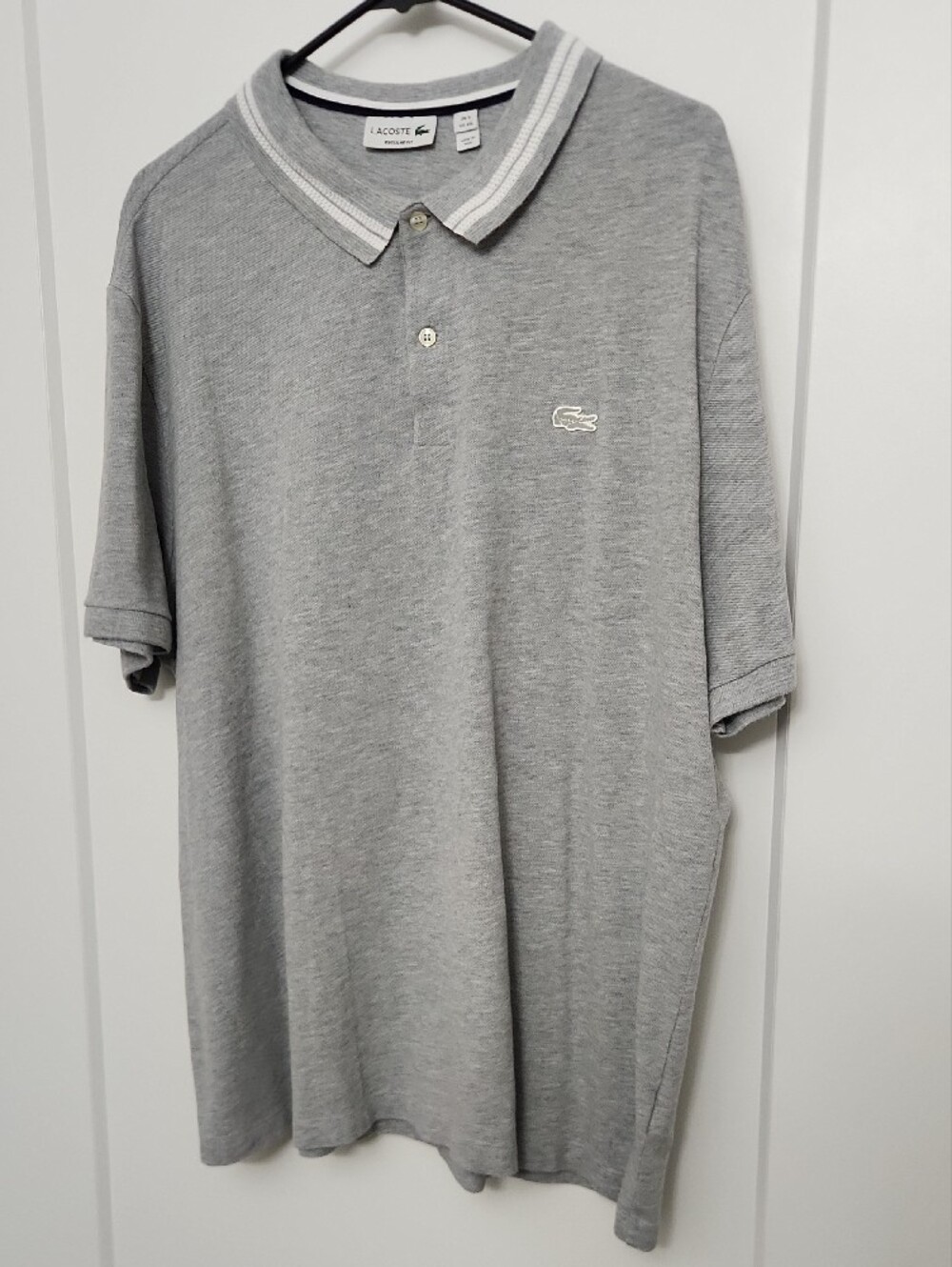 Lacoste Men’s Light Grey Polo with Contrast Stripe Collar - Picture 4 of 5